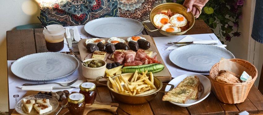 Το Ermi Brunch & Tavern αποτελεί μια πραγματική ανακάλυψη με αληθινές γεύσεις και θέα στο γραφικό χωριό των Αγιών Βαβατσινιάς προτείνοντας μια καταπληκτική πρόταση παραδοσιακού Brunch