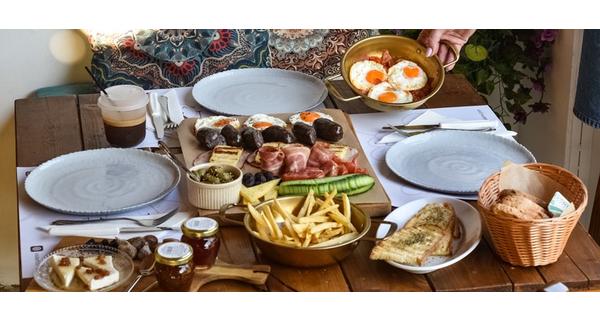 Το Ermi Brunch & Tavern αποτελεί μια πραγματική ανακάλυψη με αληθινές γεύσεις και θέα στο γραφικό χωριό των Αγιών Βαβατσινιάς προτείνοντας μια καταπληκτική πρόταση παραδοσιακού Brunch