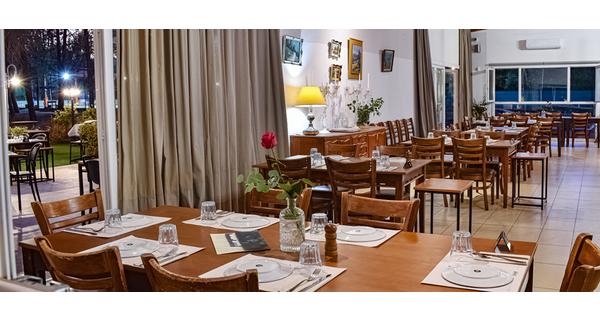 Το ESOBGA The Terrace προσφέρει μια ατμόσφαιρα παντός καιρού για υπέροχα βράδια με κυπριακή και ελληνική κουζίνα με σύγχρονες πινελιές