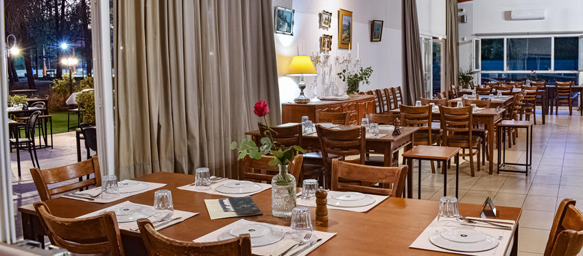 Το ESOBGA The Terrace προσφέρει μια ατμόσφαιρα παντός καιρού για υπέροχα βράδια με κυπριακή και ελληνική κουζίνα με σύγχρονες πινελιές