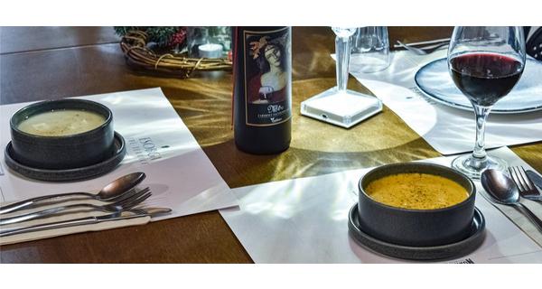 Σπιτικές χειροποίητες σούπες στον ζεστό από το τζάκι χειμωνιάτικο εσωτερικό χώρο του ESOBGA Terrace