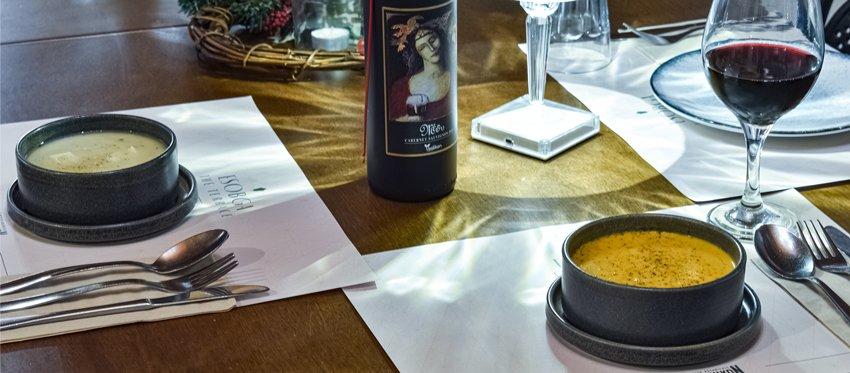 Σπιτικές χειροποίητες σούπες στον ζεστό από το τζάκι χειμωνιάτικο εσωτερικό χώρο του ESOBGA Terrace