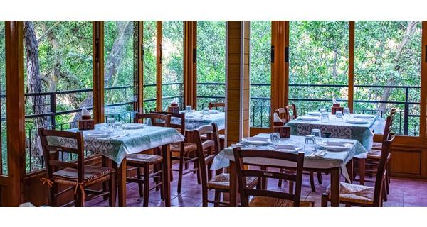 Κυπριακή κουζίνα σε μια ειδυλλιακή ατμόσφαιρα που δεσπόζει η φύση κάθε βράδυ, στον καταπράσινο κήπο ή τον εσωτερικό χώρο με την απολαυστική θέα του εστιατορίου Φράουλα