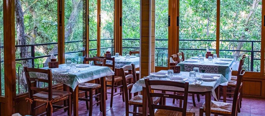 Κυπριακή κουζίνα σε μια ειδυλλιακή ατμόσφαιρα που δεσπόζει η φύση κάθε βράδυ, στον καταπράσινο κήπο ή τον εσωτερικό χώρο με την απολαυστική θέα του εστιατορίου Φράουλα