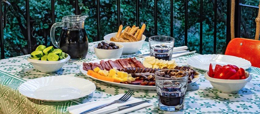 Απολαυστικά Μεζεδάκια και μια Πιατέλα με Παραδοσιακά Κυπριακά Αλλαντικά του αλλαντοποιείου Κώστας Τομάζος στον δροσερό κήπο του εστιατορίου Φράουλα