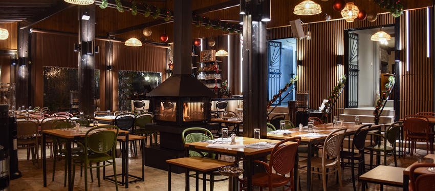 Κυπριακή και Ελληνική κουζίνα συναντιούνται πλάι στο τζάκι στο Κρίταμο Μεζεδοτεχνείο κάθε βράδυ και Σάββατο και Κυριακή Μεσημέρι