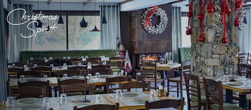 Τo εστιατόριο Makris δημιούργησε ένα Χριστουγεννιάτικο γιορτινό κλίμα και μας υποδέχεται με σφηνάκια ζιβανίας πλάι στο τζάκι καθ όλη την Χριστουγεννιάτικη περίοδο