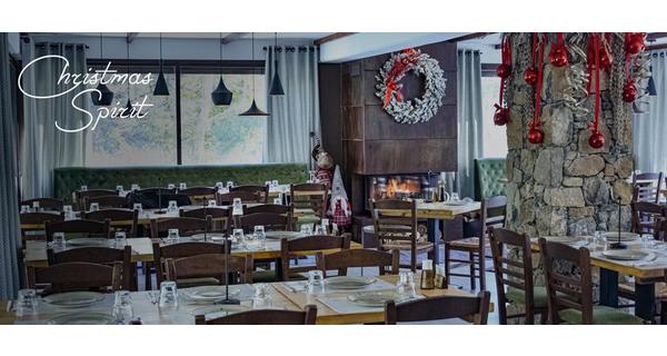 Τo εστιατόριο Makris δημιούργησε ένα Χριστουγεννιάτικο γιορτινό κλίμα και μας υποδέχεται με σφηνάκια ζιβανίας πλάι στο τζάκι καθ όλη την Χριστουγεννιάτικη περίοδο