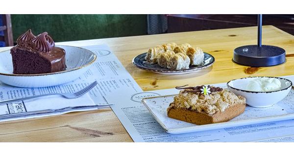 Γλυκά, παγωτά και επιδόρπια με υπογραφή για ένα ιδανικό επίλογο σε ένα απολαυστικό γεύμα ή δείπνο από το Makris Restaurant