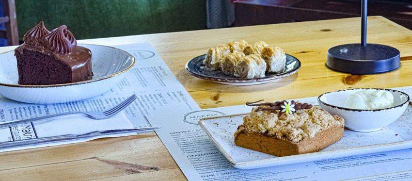 Γλυκά, παγωτά και επιδόρπια με υπογραφή για ένα ιδανικό επίλογο σε ένα απολαυστικό γεύμα ή δείπνο από το Makris Restaurant