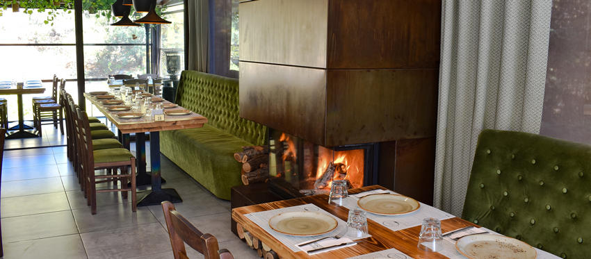 Μεσημεριανή Έξοδος Θεοφανίων πλάι στο τζάκι στο εστιατόριο Makris με παραδοσιακές και Μεσογειακές γευστικές προτάσεις