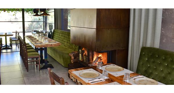 Μεσημεριανή Έξοδος Θεοφανίων πλάι στο τζάκι στο εστιατόριο Makris με παραδοσιακές και Μεσογειακές γευστικές προτάσεις