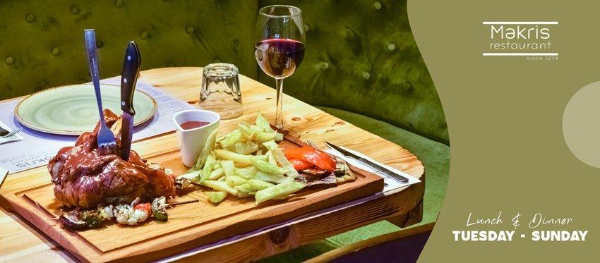 Χοιρινό Κότσι σιγοψημένο για ώρες στον φούρνο με σάλτσα κυδωνιού ένα από τα δημοφιλέστερα πιάτα του εστιατορίου Makris που αξίζει να δοκιμάσετε σε μια επίσκεψή σας
