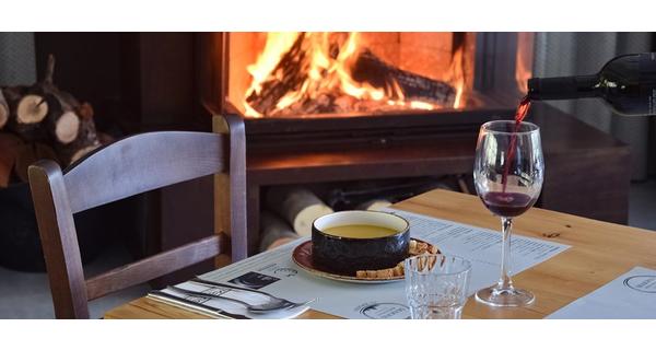 Ποικιλία από ζεστές σούπες πλάι στο τζάκι στην μοντέρνα ζεστή ατμόσφαιρα του εστιατορίου Makris Μεσημέρι και Βράδυ