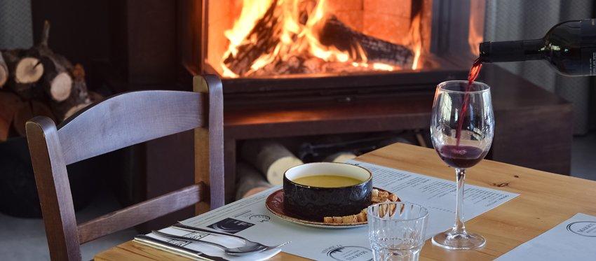 Ποικιλία από ζεστές σούπες πλάι στο τζάκι στην μοντέρνα ζεστή ατμόσφαιρα του εστιατορίου Makris Μεσημέρι και Βράδυ