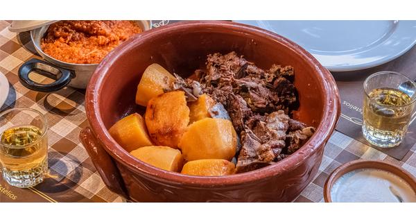 Το Οφτό Κλέφτικο έχει την τιμητική του στην ανέμελη αυλή της ταβέρνας Το Οδόφραγμα