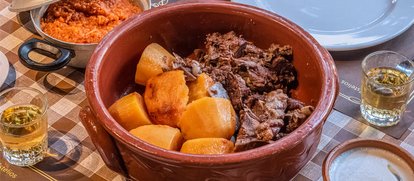 Το Οφτό Κλέφτικο έχει την τιμητική του στην ανέμελη αυλή της ταβέρνας Το Οδόφραγμα