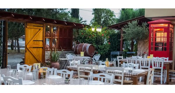 Μια από τις ομορφότερες αυλές της πρωτεύουσας μας περιμένει ξανά για αυθεντική κυπριακή κουζίνα σε ανέμελα βράδια στην ταβέρνα Το Οδόφραγμα