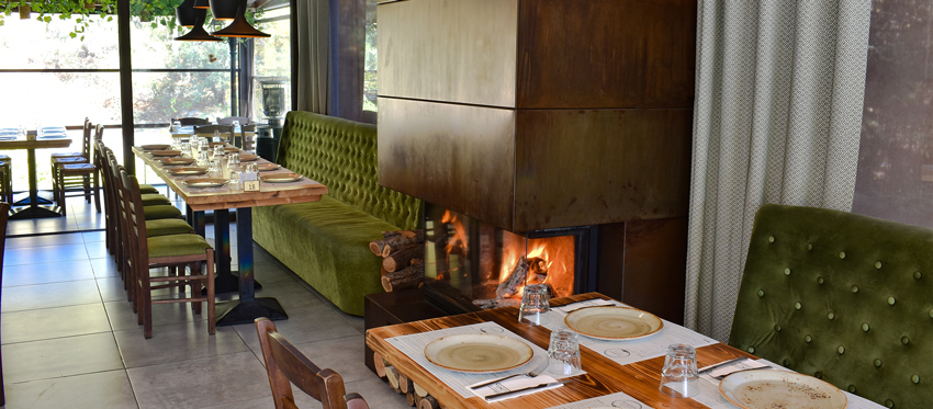 Μεσημεριανή Έξοδος Θεοφανίων πλάι στο τζάκι στο εστιατόριο Makris με παραδοσιακές και Μεσογειακές γευστικές προτάσεις