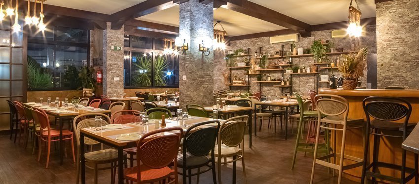 Η νέα πολυσηζητημένη άφιξη που συνδυάζει την κυπριακή και την ελληνική κουζίνα, το Κρίταμο Μεζεδοτεχνείο μας υποδέχεται πλέον στον εσωτερικό του χώρο