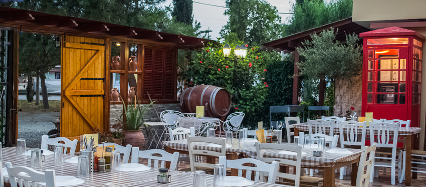 Μια από τις ομορφότερες αυλές της πρωτεύουσας μας περιμένει ξανά για αυθεντική κυπριακή κουζίνα σε ανέμελα βράδια στην ταβέρνα Το Οδόφραγμα